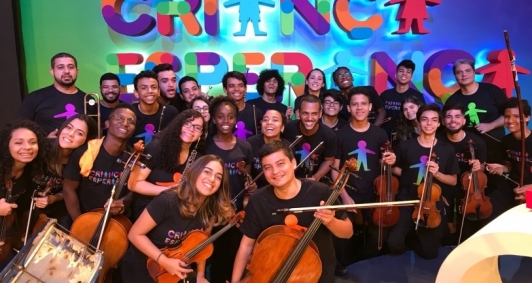 Orquestra campista no palco do Crian&ccedil;a Esperan&ccedil;a