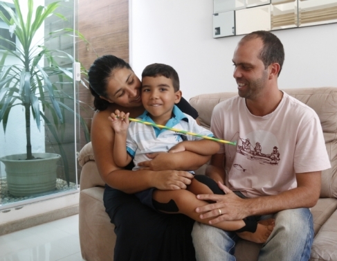 Há um ano e quatro meses família de Pedro Lorenzo tem lutado para arrecadar recursos para manter tratamento do menino