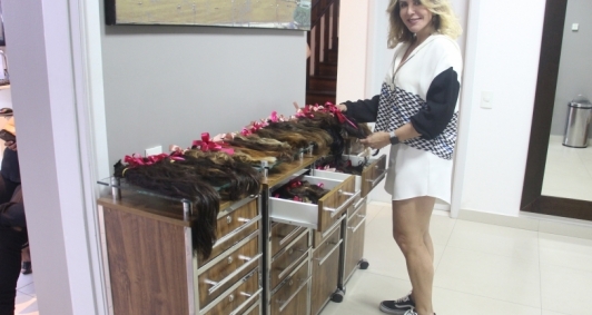 Karla promoveu campanha com cortes gratuitos 