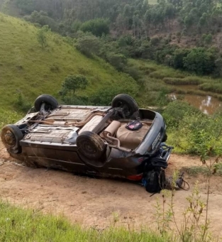 Carro capotou na BR 101