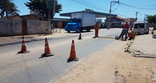 Quebra-molas s&atilde;o pintados na RJ 216