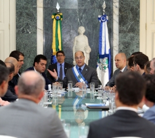 Governador Wilson Witzel durante reuni&atilde;o no Sal&atilde;o Verde do Pal&aacute;cio Guanabara