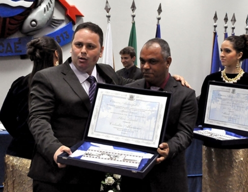 Fl&aacute;vio Isquierdo (&agrave; esquerda) era secret&aacute;rio municipal de Servi&ccedil;os P&uacute;blicos