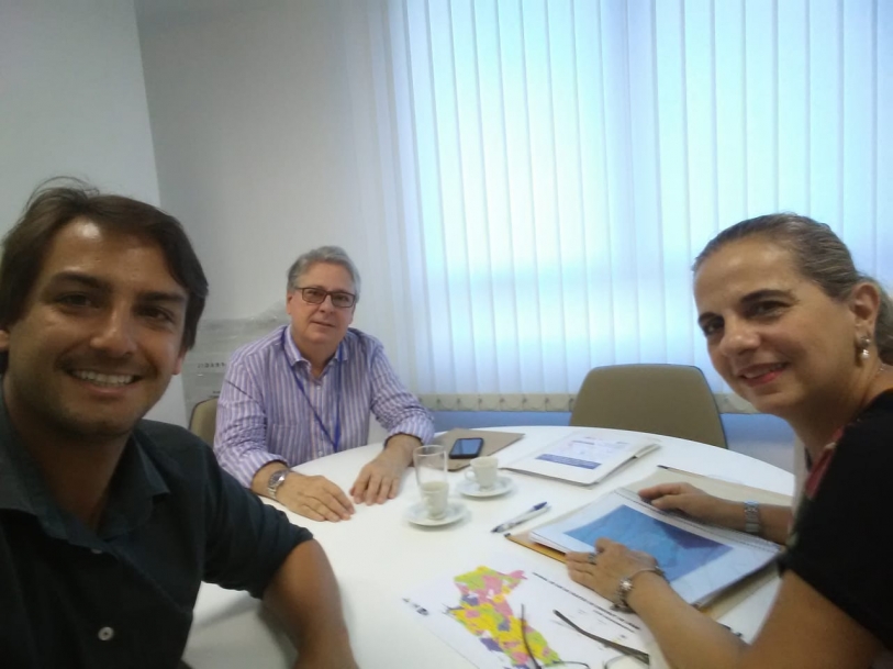 Hans Muylaert com Cesar Werneck - Diretor de Planejamento e Projeto da TURISRIO e
Cristina Ribeiro, t�cnica da diretoria de Planejamento e Projeto da TURISRIO