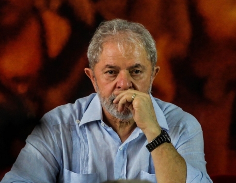 Ex-presidente Lula est preso em Curitiba, condenado por corrupo e lavagem de dinheiro