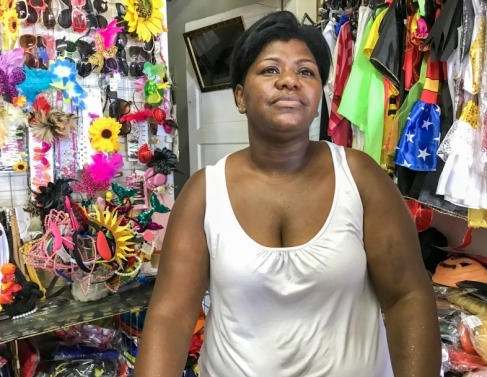 Comerciante Vânia Rangel faturou na venda de fantasias