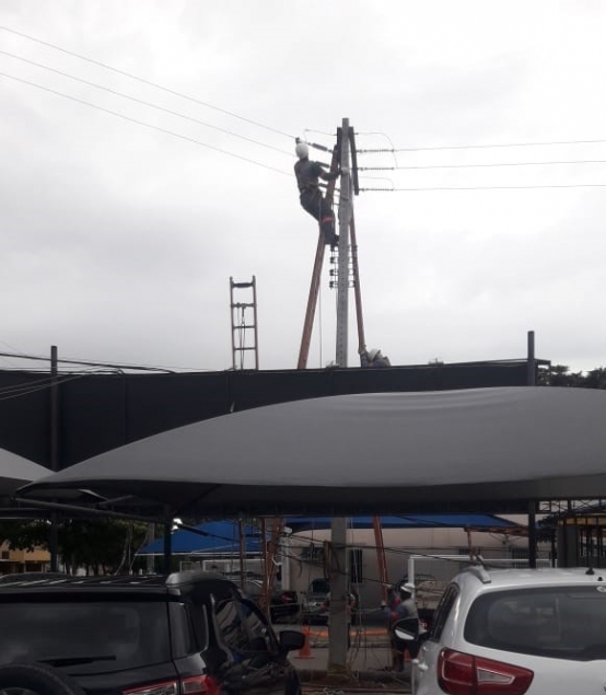 A Enel efetuou a troca do poste torto por um novo no in�cio da semana passada