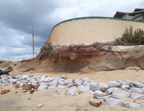 Foto feita minutos antes de o muro cair nesta quinta-feira
