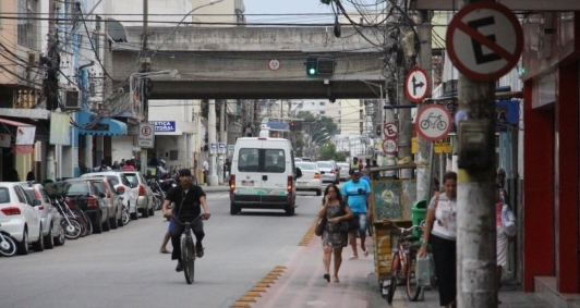 Veculos e pessoas atrapalham o trnsito em locais exclusivos para ciclistas que devem respeitar mos das ruas