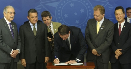 Bolsonaro assina decreto que extingue horário de verão