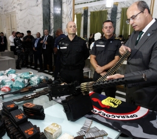 Governador Witzel posa para foto segurando uma metralhadora calibre .30