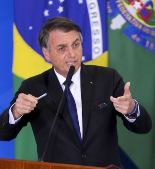  O presidente da Rep�blica, Jair Bolsonaro, assina o decreto.