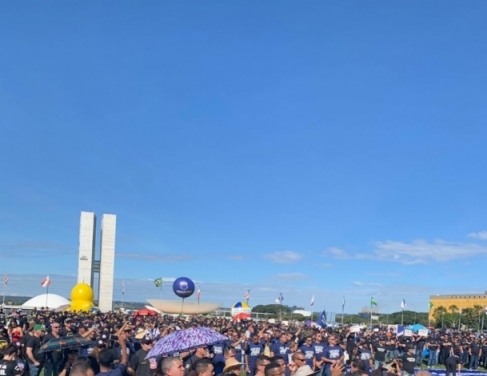 Policiais protestam em frente ao Congresso.