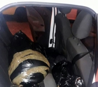 Corpos embalados dentro do ve&iacute;culo