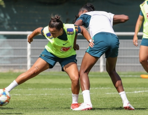 Jogadoras treinaram no Stade Jean Jacques