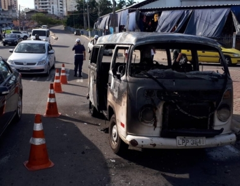 Kombi pega fogo no Centro