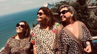 Mulheres antenadas com a moda, Claudinha Neto, Carla Sobral e Fatima Vasconcelos usando animal print, tendo ao fundo o mar da Galil&eacute;ia.