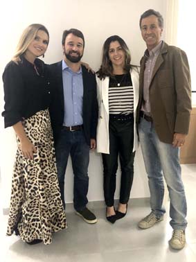 A fisioterapeuta J&uacute;lia Santos Neves e o marido Diogo Corr&ecirc;a Neves, com Julie e Christiano Abreu Barbosa