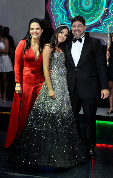 Mait&ecirc; em sua noite de 15 anos, ao lado dos pais Karina e o empres&aacute;rio Milton Ferreira Jr.