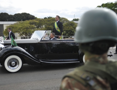O presidente Jair Bolsonaro desfila em carro aberto no incio do desfile de 07 de setembro