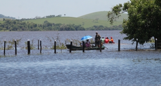Moradores sofrem com transbordo de Lagoa de Cima e rios da localidade