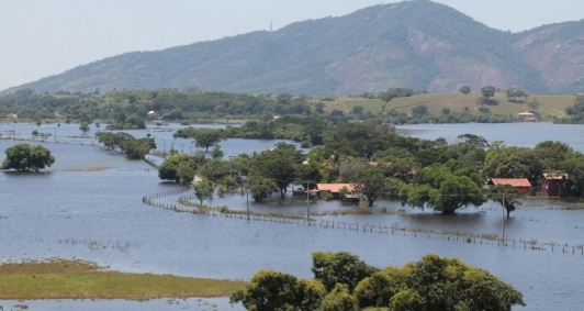 Moradores sofrem com transbordo de Lagoa de Cima e rios da localidade