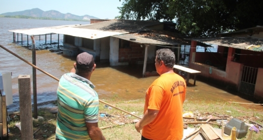 Defesa Civil entrega mantimentos a pessoas isoladas em Lagoa de Cima