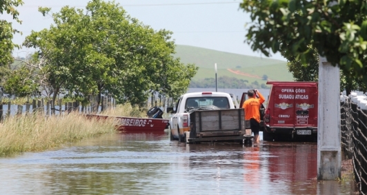 Defesa Civil entrega mantimentos a pessoas isoladas em Lagoa de Cima