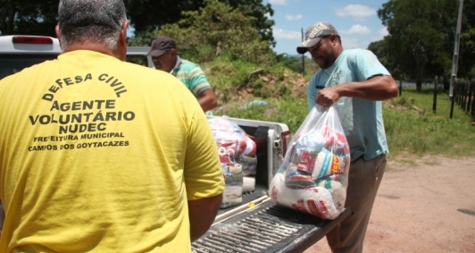 Defesa Civil entrega mantimentos a pessoas isoladas em Lagoa de Cima