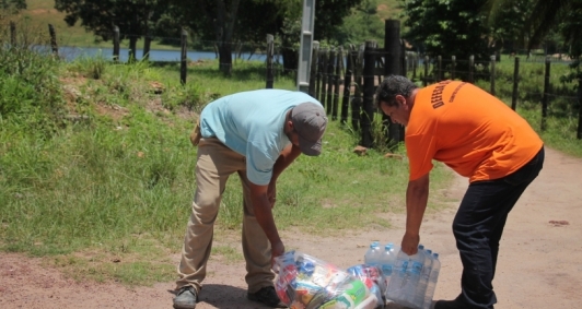 Defesa Civil entrega mantimentos a pessoas isoladas em Lagoa de Cima