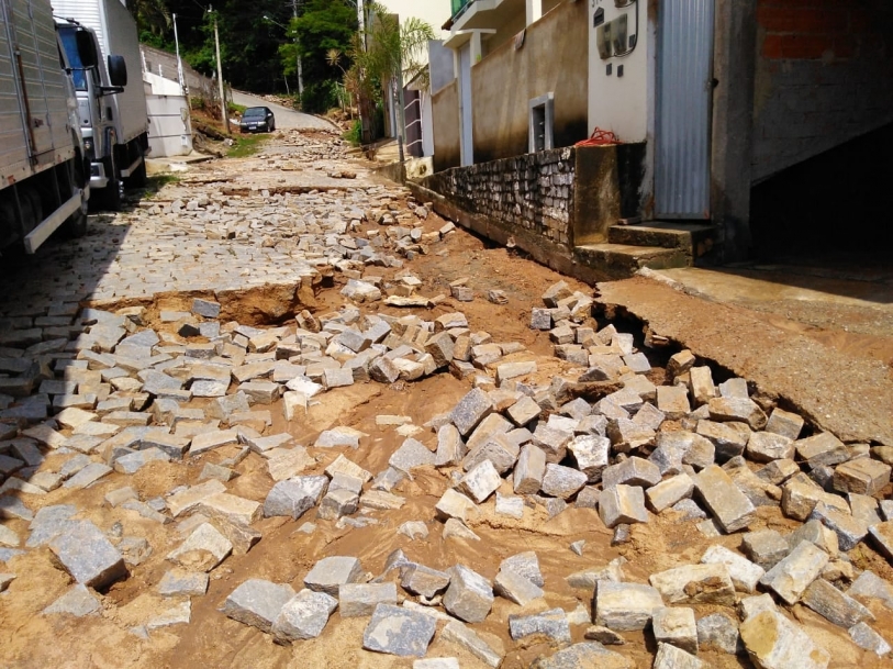 Temporal deixa casas e com�rcios inundados e desaloja tr�s fam�lias em S�o Fid�lis