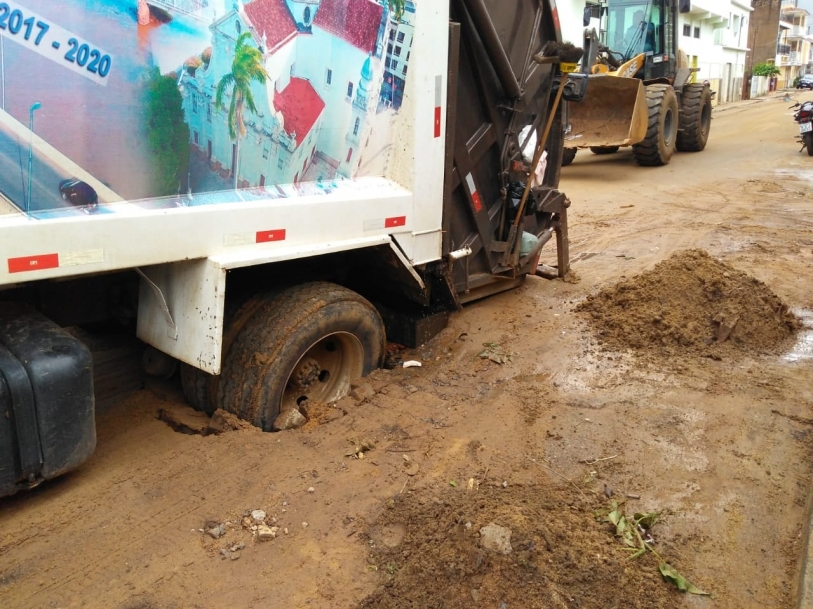 Temporal deixa casas e com�rcios inundados e desaloja tr�s fam�lias em S�o Fid�lis