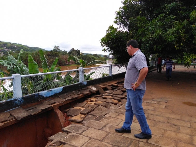 Temporal deixa casas e com�rcios inundados e desaloja tr�s fam�lias em S�o Fid�lis