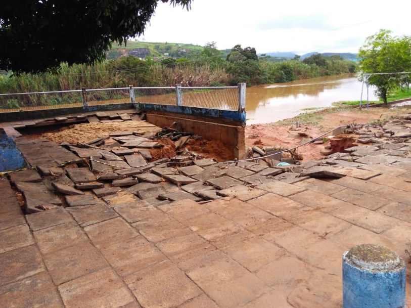 Temporal deixa casas e comrcios inundados e desaloja trs famlias em So Fidlis