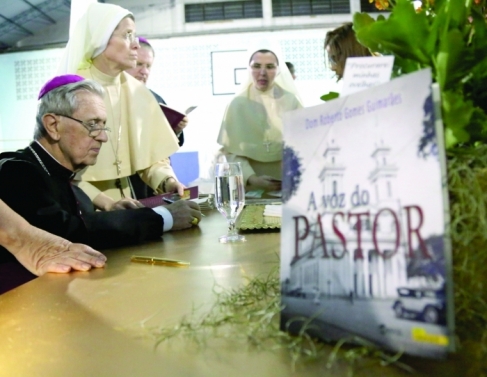 Aps missa, Dom Roberto Guimares realizou sesso de autgrafos