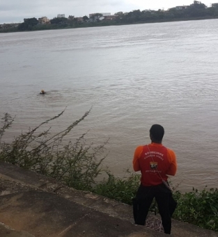 Bombeiros buscam banhista que desapareceu no rio Paraba, no cais da Lapa