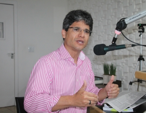 Professor Jefferson no estúdio da Folha FM 98,3