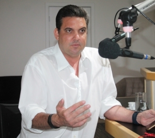 Thuin no est&uacute;dio da Folha FM 98,3