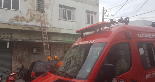 Bombeiros salvam gato no Centro