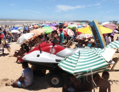 Primeiro dia do ano teve praias lotadas em SJB