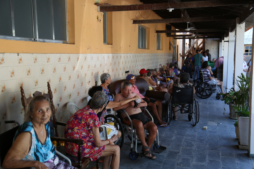 Idosos retornam ao Asilo do Carmo na tarde desta terça Folha1 - Geral