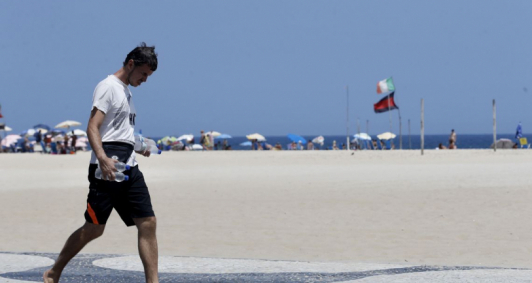 Em dia de forte calor cariocas se refrescam na praia de Copacabana
