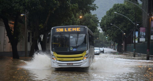 Chuvas deixaram ruas alagadas em v&aacute;rios pontos da cidade do Rio