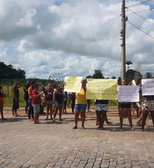 Moradores protestam contra leilo em Santa Cruz