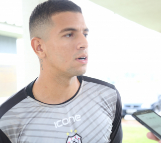 Patrick disse ter aprendido ENTITY_quot_ENTITYalgumas coisasENTITY_quot_ENTITY com o ex-companheiro e espera se firmar no time