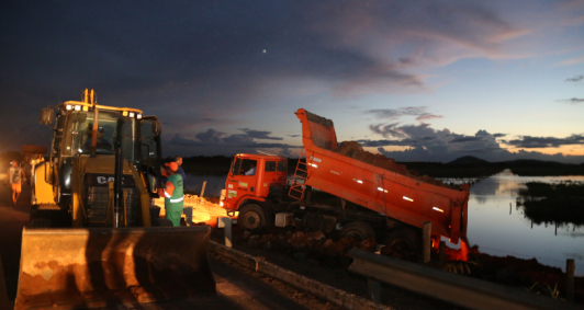 Ao tenta evitar que gua passe por manilha na BR 356