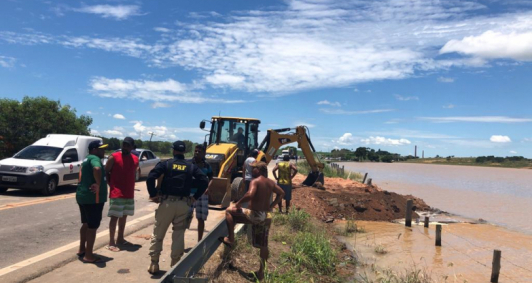 Bloqueio de manilha na BR 356