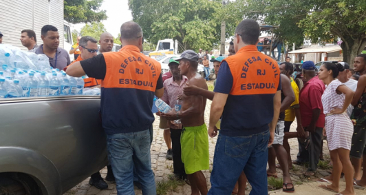 �gua pot�vel � entregue a moradores