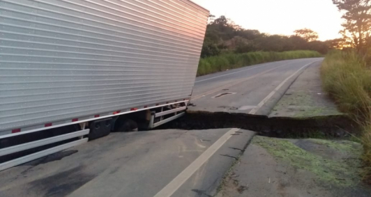 Caminh&atilde;o caiu em cratera na BR 356