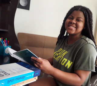 Júlia estudou aos finais de semana para o vestibular